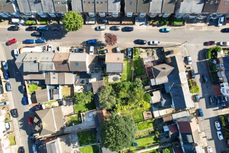 Téléchargez les photos : Vue à angle élevé du nord-est de Luton City et de son quartier résidentiel. Des images aériennes ont été capturées avec la caméra du drone le 06 août 2023. Angleterre, Royaume-Uni - en image libre de droit