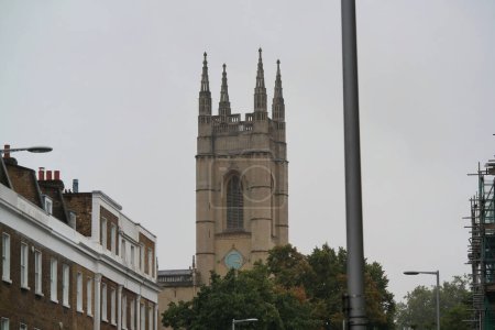 Foto de Low Angle View of Central London City of England Great Britain (en inglés). Las imágenes fueron capturadas en un día nublado y lluvioso del 2 de agosto de 2023 - Imagen libre de derechos
