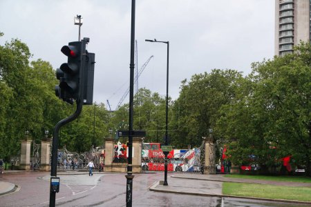Téléchargez les photos : Vue à angle bas du centre de Londres City of England Grande-Bretagne. La séquence a été capturée un jour nuageux et pluvieux du 2 août 2023 - en image libre de droit