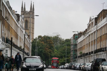 Foto de Low Angle View of Central London City of England Great Britain (en inglés). Las imágenes fueron capturadas en un día nublado y lluvioso del 2 de agosto de 2023 - Imagen libre de derechos