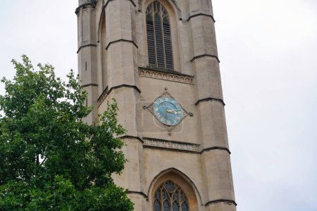Téléchargez les photos : Vue à angle bas du centre de Londres City of England Grande-Bretagne. La séquence a été capturée un jour nuageux et pluvieux du 2 août 2023 - en image libre de droit