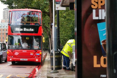 Téléchargez les photos : Low Angle view of Bus Service and British Traffic at Central London City of England UK. Image prise le 2 août 2023 pendant le jour nuageux et pluvieux. - en image libre de droit