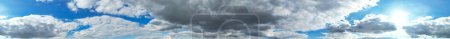 Téléchargez les photos : Dramatic Clouds and Sky over the Luton City of England UK. Images de caméra de drone à angle élevé prises le 7 août 2023 - en image libre de droit
