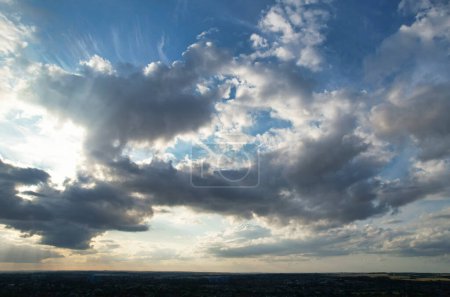 Téléchargez les photos : Dramatic Clouds and Sky over the Luton City of England UK. Images de caméra de drone à angle élevé prises le 7 août 2023 - en image libre de droit