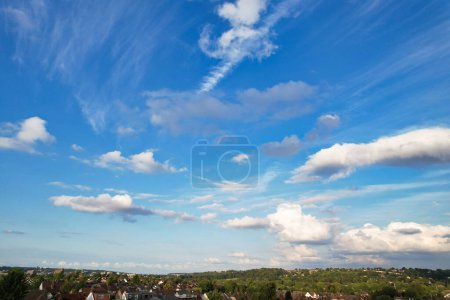 Foto de Dramatic Clouds and Sky over the Luton City of England UK (en inglés). Imágenes de la cámara de Drone de ángulo alto capturadas el 7 de agosto de 2023 - Imagen libre de derechos