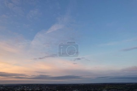 Téléchargez les photos : Vue à grand angle du ciel coloré et des nuages pendant le beau lever du soleil sur Luton City en Angleterre Grande-Bretagne. L'image a été prise le 8 août 2023 avec la caméra du drone. - en image libre de droit