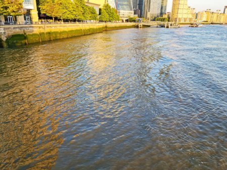 Foto de Vista en ángulo bajo de los edificios Canary Wharf en el centro de Londres City of England Gran Bretaña. La filmación fue capturada el 8 de junio de 2023 durante Clear Sunny Day. Imagen de alta resolución de 64 megapíxeles - Imagen libre de derechos