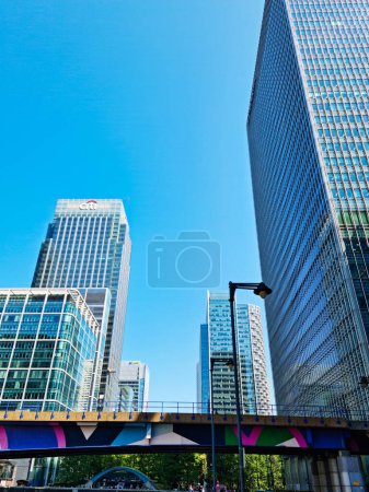 Foto de Vista en ángulo bajo de los edificios Canary Wharf en el centro de Londres City of England Gran Bretaña. La filmación fue capturada el 8 de junio de 2023 durante Clear Sunny Day. Imagen de alta resolución de 64 megapíxeles - Imagen libre de derechos