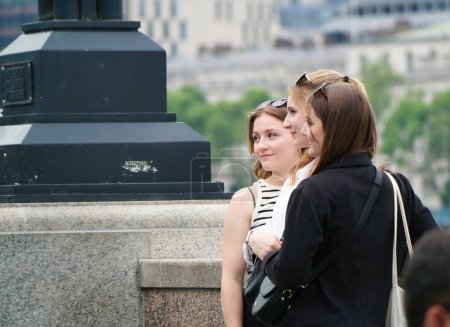 Téléchargez les photos : La plus belle image des gens apprécient la visite du pont de Londres et de la Tamise. Attraction touristique la plus attrayante du centre de Londres Capitale de l'Angleterre Grande-Bretagne Royaume-Uni. 18 juin 2023 - en image libre de droit