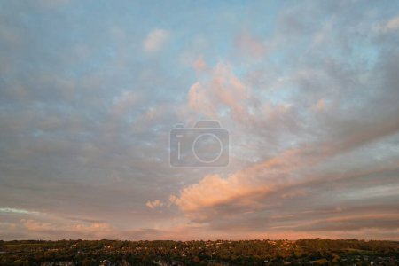 Téléchargez les photos : Vue aérienne de la ville avec un ciel et des nuages incroyables pendant le coucher du soleil - en image libre de droit