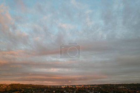 Téléchargez les photos : Vue aérienne de la ville avec un ciel et des nuages incroyables pendant le coucher du soleil - en image libre de droit