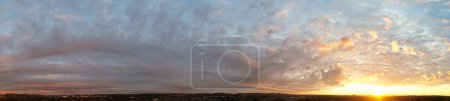Téléchargez les photos : Vue panoramique aérienne de la ville avec un ciel et des nuages incroyables pendant le coucher du soleil - en image libre de droit