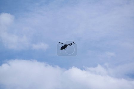 Téléchargez les photos : Hélicoptère dans le ciel - en image libre de droit