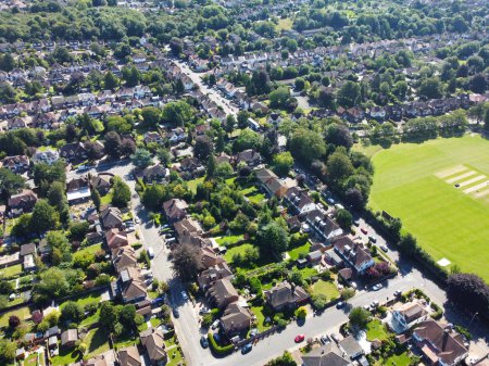 Foto de Vista aérea de un gran campo de fútbol con una gran ciudad de Inglaterra - Imagen libre de derechos