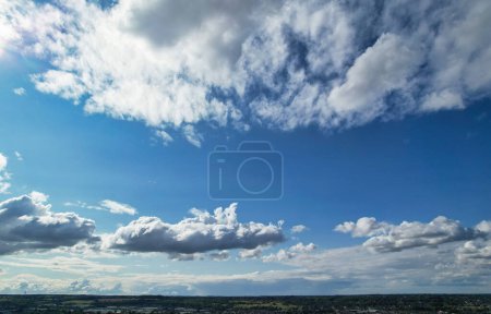 Foto de Nubes blancas y esponjosas sobre el fondo azul del cielo - Imagen libre de derechos