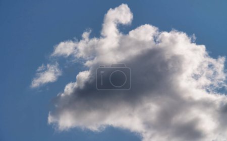 Téléchargez les photos : Nuages pelucheux blancs sur le fond bleu ciel - en image libre de droit