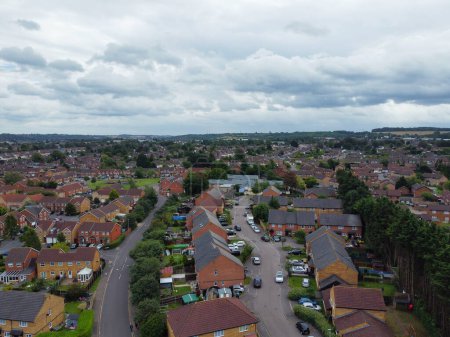 Téléchargez les photos : Images aériennes du district de logement de Luton City en Angleterre, Royaume-Uni. La séquence a été capturée avec la caméra du drone le 30 juillet 2023 - en image libre de droit