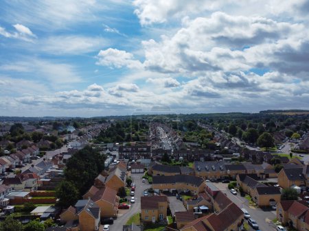 Foto de Imágenes aéreas del Distrito de Vivienda de Luton City of England, Reino Unido. La filmación fue capturada con la cámara del dron el 30 de julio de 2023 - Imagen libre de derechos