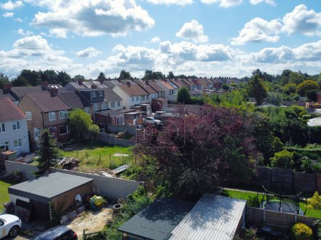 Téléchargez les photos : Images aériennes du district de logement de Luton City en Angleterre, Royaume-Uni. La séquence a été capturée avec la caméra du drone le 30 juillet 2023 - en image libre de droit