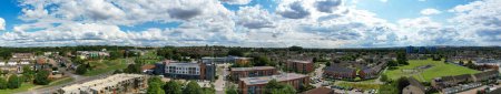 Téléchargez les photos : Vue aérienne panoramique du quartier résidentiel de Luton City, Angleterre, Royaume-Uni. La séquence a été capturée avec la caméra du drone le 19 juillet 2023 - en image libre de droit