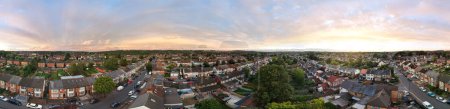 Téléchargez les photos : Vue panoramique sur les nuages dramatiques au coucher du soleil sur la ville - en image libre de droit