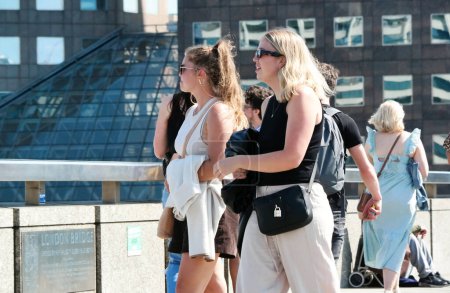 Téléchargez les photos : La plus belle image de la communauté internationale Les touristes visitent Tower Bridge et River Thames au centre de Londres Capitale de l'Angleterre Grande-Bretagne Royaume-Uni le jour ensoleillé du 4 juin 2023 - en image libre de droit