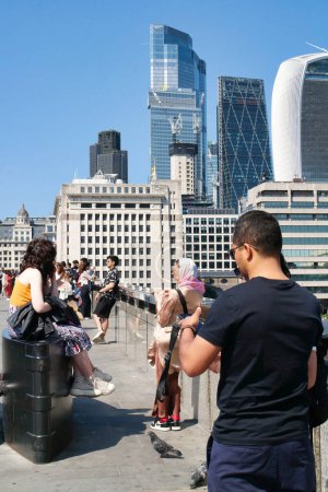 Foto de Imagen más bella de la comunidad internacional Los turistas visitan Tower Bridge y el río Támesis en el centro de Londres Capital de Inglaterra Gran Bretaña Reino Unido el soleado día 4 de junio de 2023 - Imagen libre de derechos