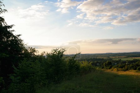 Foto de Paisaje más hermoso del campo británico en Sharpenhoe Clappers Valley of England Luton, Reino Unido. Imagen Fue capturada el 24 de junio de 2023 - Imagen libre de derechos