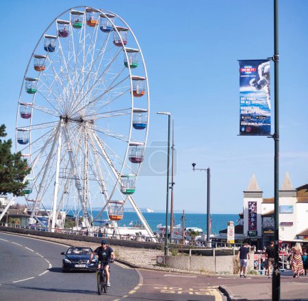 Téléchargez les photos : Vue à angle bas la plus belle et la plus attrayante de Bournemouth Tourist et Sandy Beach City of England Grande-Bretagne. Image prise le 23 août 2023 lors d'une journée chaude et ensoleillée au-dessus du Royaume-Uni - en image libre de droit