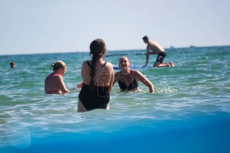 Foto de Low Angle View of People en Bournemouth Beach of England, Gran Bretaña. Reino Unido. 23 de agosto de 2023 - Imagen libre de derechos