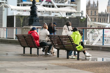Foto de Hermosa imagen de bajo ángulo de la gente en el centro de Londres capital de la ciudad de Inglaterra Gran Bretaña, la mayoría de los turistas son internacionales de muchas comunidades del mundo. Imagen capturada el 2 de agosto de 2023 - Imagen libre de derechos