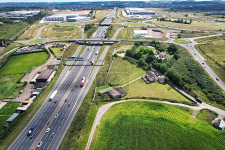Téléchargez les photos : High Angle View of British Motorways and Highways Services Station on M1 Junction 11a of Luton and Dunstable England UK. Image prise le 15 août 2023 - en image libre de droit