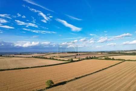 Foto de High Angle Footage of British Agricultural Farms at Countryside Landscape Cerca de Luton City of England Gran Bretaña del Reino Unido. Filmación fue capturada con la cámara de Drone el 19 de agosto de 2023 - Imagen libre de derechos