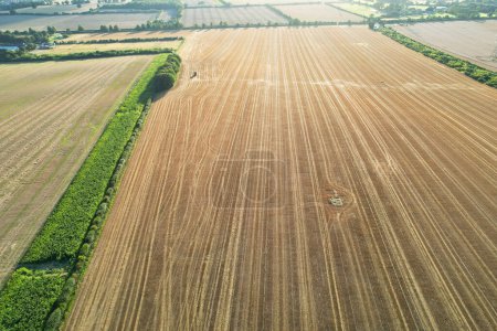 Téléchargez les photos : High Angle Footage of British Agricultural Farms at Countryside Landscape À proximité Luton City of England Grande-Bretagne du Royaume-Uni. Des images ont été capturées avec la caméra du drone le 19 août 2023 - en image libre de droit