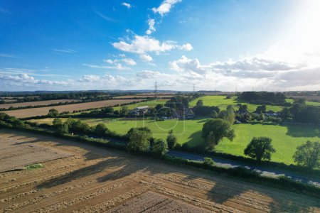 Téléchargez les photos : High Angle Footage of British Agricultural Farms at Countryside Landscape À proximité Luton City of England Grande-Bretagne du Royaume-Uni. Des images ont été capturées avec la caméra du drone le 19 août 2023 - en image libre de droit
