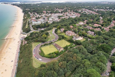 Foto de Filmación aérea del mejor destino de atracción turística en Bournemouth City con Sandy Beach y Ocean of England Gran Bretaña, Aerial View fue capturada con la cámara de Drone el 23 de agosto de 2023 - Imagen libre de derechos