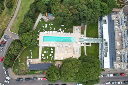 Foto de Filmación aérea del mejor destino de atracción turística en Bournemouth City con Sandy Beach y Ocean of England Gran Bretaña, Aerial View fue capturada con la cámara de Drone el 23 de agosto de 2023 - Imagen libre de derechos