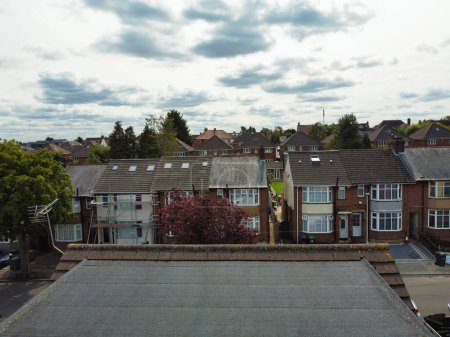 Foto de Vista aérea de casas residenciales inmobiliarias en East of Luton City of England, Gran Bretaña. Filmación fue capturada con la cámara del dron el 29 de agosto de 2023 durante el atardecer. - Imagen libre de derechos