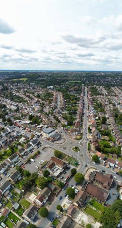Foto de Vista aérea de casas residenciales inmobiliarias en East of Luton City of England, Gran Bretaña. Filmación fue capturada con la cámara del dron el 29 de agosto de 2023 durante el atardecer. - Imagen libre de derechos