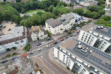 Téléchargez les photos : High Angle Footage of Residential Real Estate Homes at East of Luton City of England, Grande-Bretagne. Des images ont été capturées avec la caméra du drone le 19 juillet 2023 - en image libre de droit