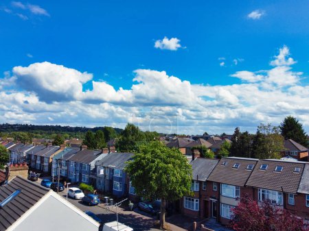 Foto de High Angle Footage of Residential Real Estate Homes at East of Luton City of England, Great Britain (en inglés). Filmación fue capturada con la cámara de Drone el 19 de julio de 2023 - Imagen libre de derechos