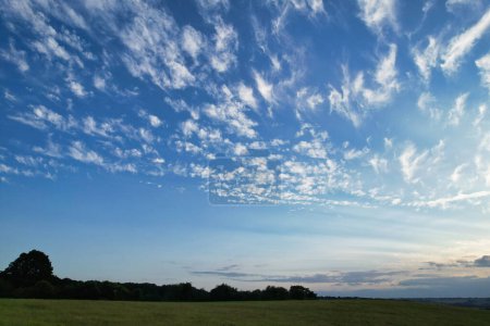 Téléchargez les photos : Images grand angle du plus beau coucher de soleil naturel orange avec nuages orange et ciel au-dessus de Luton City en Angleterre au Royaume-Uni. L'image a été prise avec la caméra du drone le 19 août 2023 - en image libre de droit