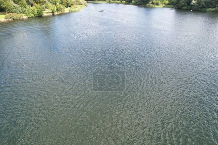 Foto de Imágenes en ángulo alto de People are Boating en Caldecotte Lake Situado en Milton Keynes City of England Gran Bretaña Reino Unido. El paisaje aéreo fue capturado el 21 de agosto de 2023 con la cámara de Drone - Imagen libre de derechos