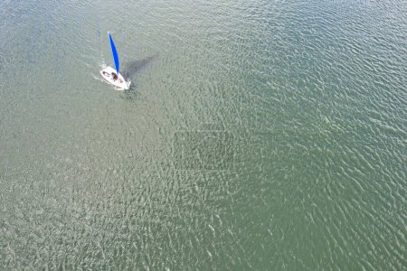 Foto de Imágenes en ángulo alto de People are Boating en Caldecotte Lake Situado en Milton Keynes City of England Gran Bretaña Reino Unido. El paisaje aéreo fue capturado el 21 de agosto de 2023 con la cámara de Drone - Imagen libre de derechos