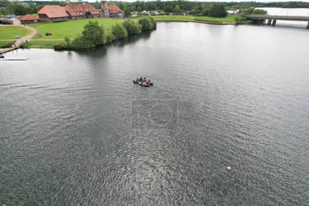 Téléchargez les photos : Images à grand angle de gens naviguent au lac Caldecotte Situé à Milton Keynes City of England Grande-Bretagne Royaume-Uni. Le paysage aérien a été capturé le 21 août 2023 avec la caméra du drone - en image libre de droit