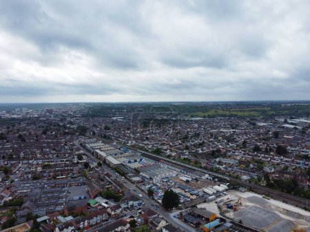Foto de High Angle Footage of Residential Real Estate Homes at East of Luton City of England, Great Britain (en inglés). El metraje fue capturado con la cámara de Drone el 15 de agosto de 2023 durante el atardecer. - Imagen libre de derechos
