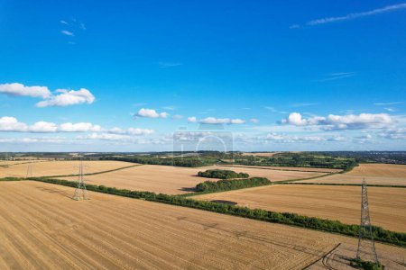 Téléchargez les photos : High Angle Footage of British Agricultural Farms at Countryside Landscape of Sharpenhoe Clappers, Luton City of England Grande-Bretagne du Royaume-Uni. Tournage capturé le 19 août 2023 - en image libre de droit