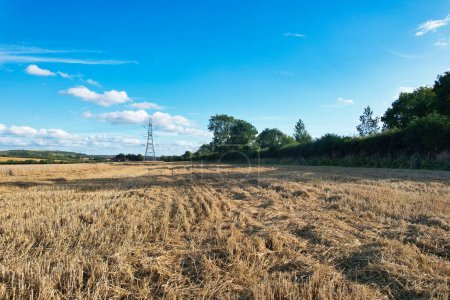 Téléchargez les photos : High Angle Footage of British Agricultural Farms at Countryside Landscape of Sharpenhoe Clappers, Luton City of England Grande-Bretagne du Royaume-Uni. Tournage capturé le 19 août 2023 - en image libre de droit
