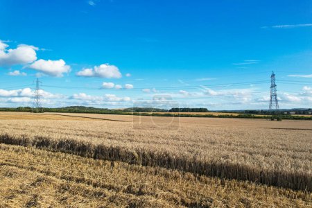 Foto de High Angle Footage of British Agricultural Farms at Countryside Landscape of Sharpenhoe Clappers, Luton City of England Gran Bretaña del Reino Unido. Filmación capturada el 19 de agosto de 2023 durante la puesta del sol - Imagen libre de derechos