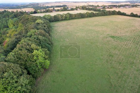 Foto de High Angle Footage of British Agricultural Farms at Countryside Landscape of Sharpenhoe Clappers, Luton City of England Gran Bretaña del Reino Unido. Filmación capturada el 19 de agosto de 2023 durante la puesta del sol - Imagen libre de derechos